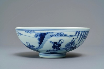 Een Chinese blauw-witte kom met spelende jongens, Yongzheng merk en periode
